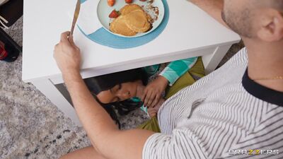 Uma mulher negra de pijama seduziu um cara no café da manhã